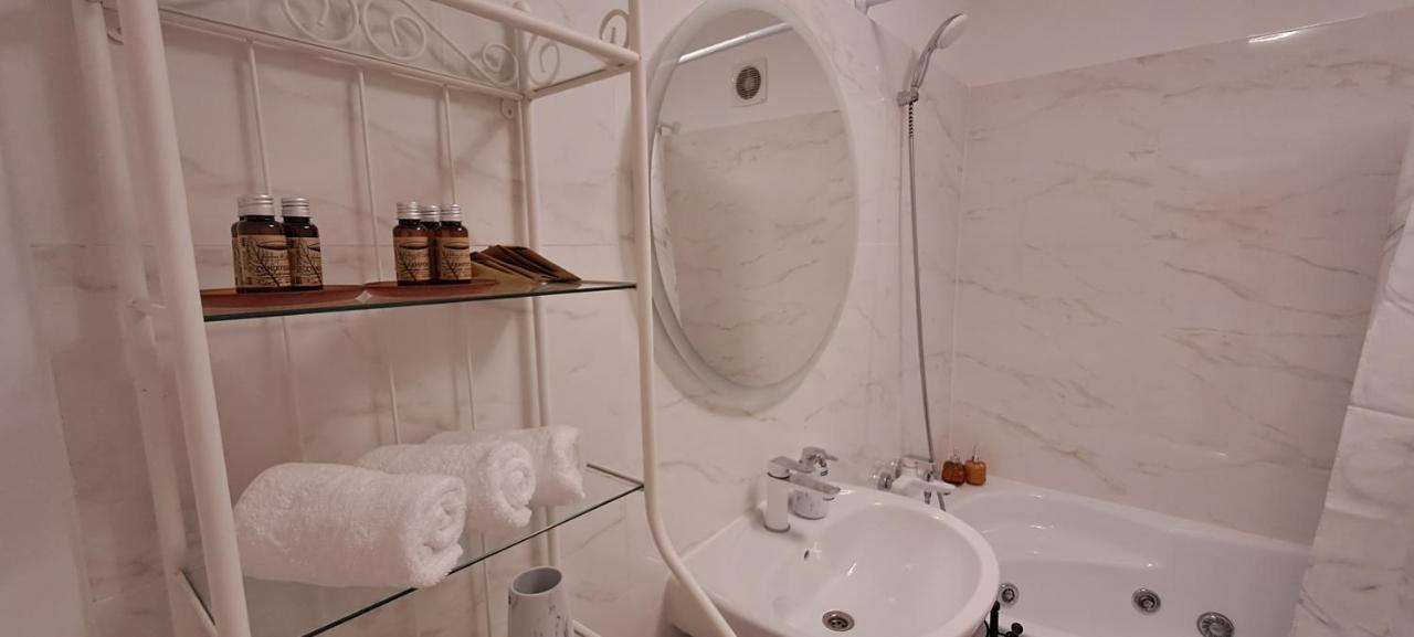 Cotroceni Accommodations Upstairs ブカレスト エクステリア 写真